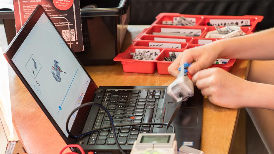 Einführung in die Robotik und Programmieren mit Lego Mindstorms