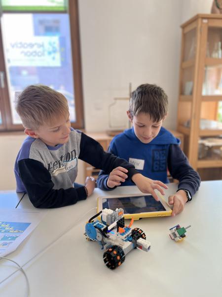 Erfinde, baue und programmiere deine eigene Figur mit Lego BOOST!