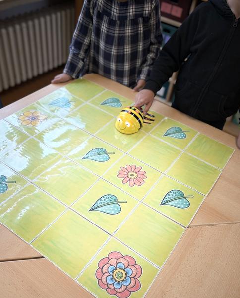 Auf Schatzsuche mit BEEne Bob - Erstes Programmieren mit den Bee-Bots