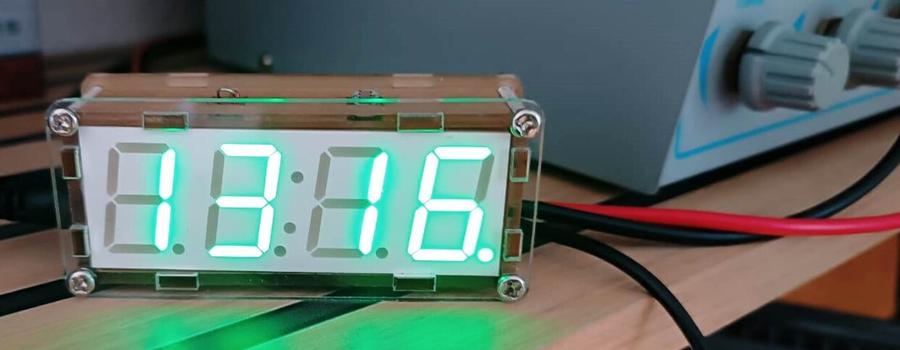Leuchtende Digitale Uhr bauen und dabei löten lernen