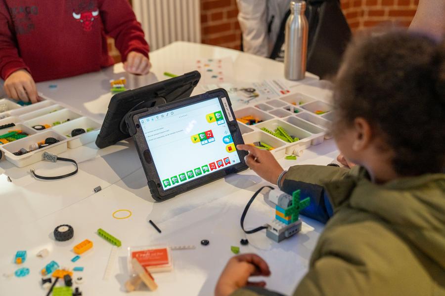 BUILD THE CHANGE - Spielerisch neue Technologien kennenlernen