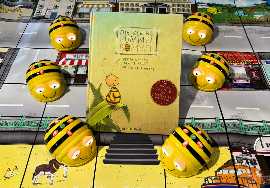 Vorlesestunde mit den Bee-Bots in der Jugendbücherei