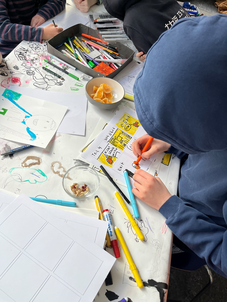 Stop-Motion-Roboterparade mit der Comicgruppe