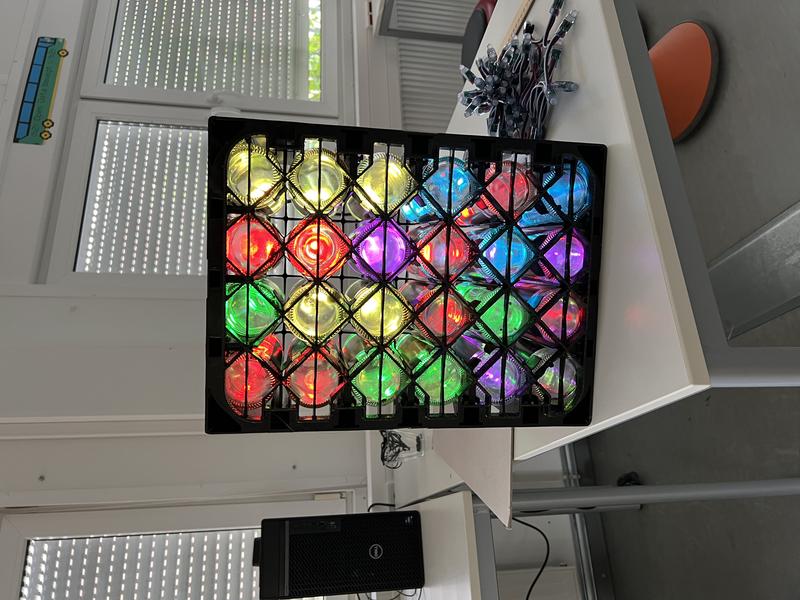 Vom Getränkekasten zum Leuchtobjekt: Coding trifft Upcycling
