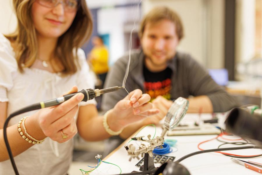 Leuchtschmuck selbstgemacht: Gestalte, löte und programmiere dein Accessoire