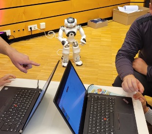 Die Roboterfrau NORA programmieren